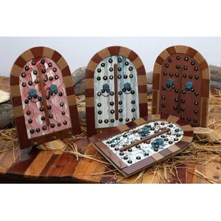 Un petit modèle artistique d'une porte de maison traditionnelle